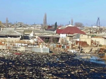 На окраинах Баку люди отравляются мазутом и м...