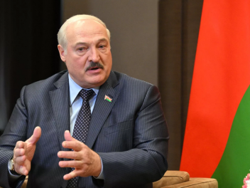 Лукашенко заявил, что поток беженцев через Бе...