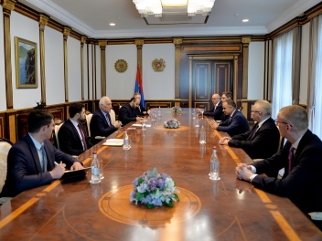 Президент принял руководство Армянской фондовой биржи