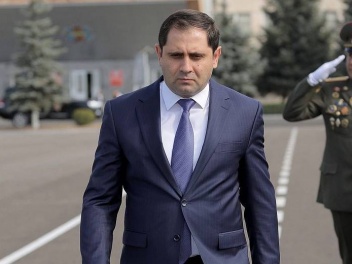 Министр обороны Армении отправился в Брюссель