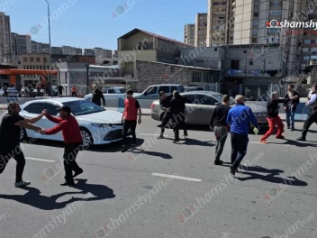 Տեսանյութ․ Խմբակային ծեծկռտուք Երևանում․ ավտովթարից հետո մոտ 20 հոգի իրար են ծեծել․ Shamshyan.com