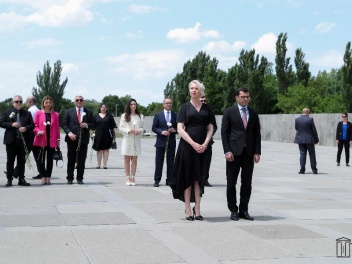 Председатель Парламента Словении в Мемориальном комплексе Цицернакаберда почтила память жертв Геноцида армян