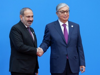 Президент Казахстана поздравил премьер-минист...