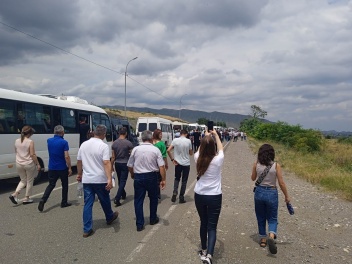 Участники митинга в Арцахе шествием направляются к месту дислокации российских миротворцев