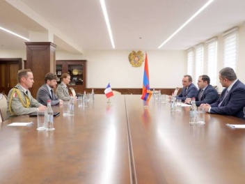 Սուրեն Պապիկյանը Ֆրանսիայի դեսպանի և ռազմական կցորդի հետ քննարկել է պաշտպանության ոլորտում համագործակցությունը զարգացնելու հեռանկարները