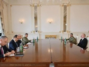 Президент Азербайджана принял министра обороны Турции