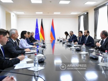 Главы МИД Армении и Германии обсуждают вопрос...