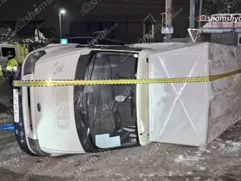 Խոշոր ավտովթար՝ Երևանում. Ford Transit-ը մերկասառույցի պատճառով կողաշրջվել է