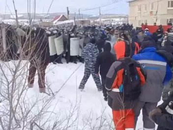 В Башкортостане тысячи человек пришли на приговор Фаилю Алсынову: силовики применили дубинки и слезоточивый газ