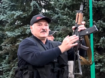 Лукашенко разрешил военным стрелять в граждан