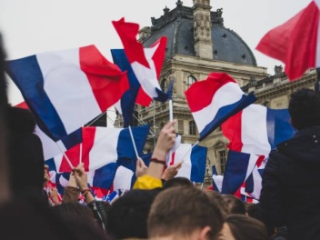 Почти 70% французов выступают за референдум п...