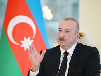 Алиев принял делегацию комитета оборонной про...