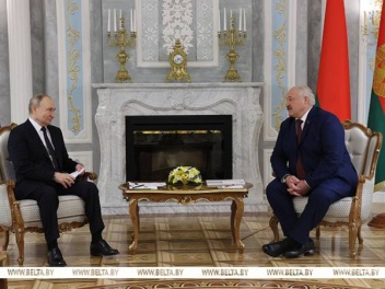Путин и Лукашенко ведут в Минске переговоры в...