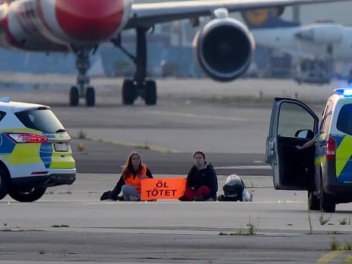 Գերմանիայի խոշորագույն օդանավակայանում ակտիվիստներն իրենց սոսնձել են թռիչքուղու վրա. չեղարկվել է մոտ 140 չվերթ