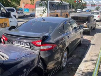 Երևանում բախվել է 6 ավտոմեքենա. 5 հոգի տեղափո...