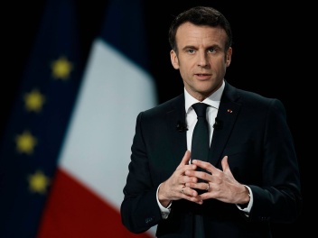 Макрон отклонил прошение об отставке премьера Франции