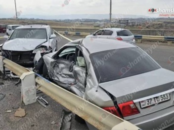 Խոշոր վթար՝ Կոտայքում. Նոր Հաճնի կամրջի վրա բախվել են «Volkswagen Tuareg»-ն ու «Kia»-ն, վիրավոր կա
