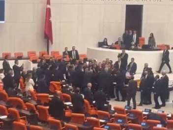 Թուրքիայի խորհրդարանում իշխանական պատգամավորները ծեծել են ընդդիմադիրին