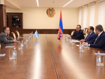 Պապիկյանն Արգենտինայի դեսպանի հետ քննարկել է պաշտպանության բնագավառում համագործակցության հնարավորությունները