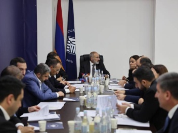 Փաշինյանը դեմոկրատիա է խաղում․ «Հրապարակ»