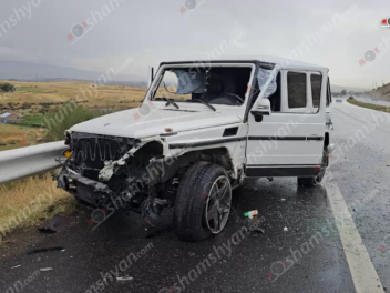 Երևան-Սևան ճանապարհին «Mercedes G 550»-ը դուրս է եկել երթևեկելի գոտուց, բախվել երկաթե արգելապատնեշներին. 2 հոգի տեղափոխվել է հիվանդանոց