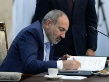 Փաշինյանն իր օգնականին 12 օրով արձակուրդ է ուղարկել