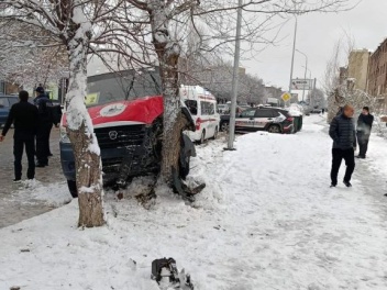 Գյումրիում երթուղայինի վթարի հետևանքով բուժկե...