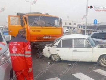 Աջափնյակում բախվել են «KamAZ»-ն ու ՎԱԶ 2106»-...