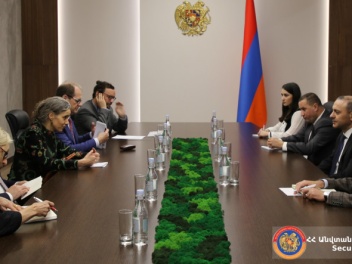 Արմեն Գրիգորյանը Մագդալենա Գրոնոյի հետ քննարկ...