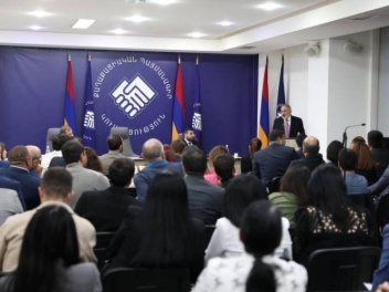 Նիկոլ Փաշինյանը բոլոր պատգամավորների դեմ կոմպ...