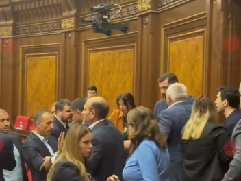 Հալովդ մնա լակոտ․ Լևոն Քոչարյանը՝ Հակոբ Արշակ...