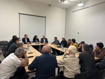 Քննարկվել են այնպիսի հարցեր, ինչպիսիք են արցախցիների վերադարձի իրավունքը, նրանց սոցիալական վիճակը և այն խնդիրները, որոնց բախվում են արցախցիները ամեն օր
