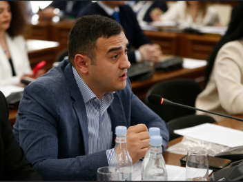 Կրկեսը չհասկացա, կարծում եմ` շատ տգեղ ու տհաճ...