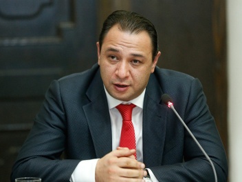 Գուցե փողը դուխ է տալիս էշություն դուրս տալու...
