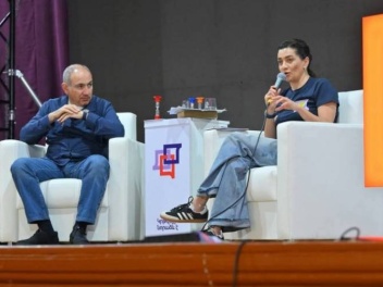 Գնում են հանդիպման, իսկ «պատերի տակ» թունդ քն...