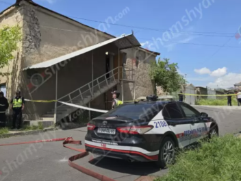 Բյուրեղավանի վարչական շենքում աշխատակիցներից...