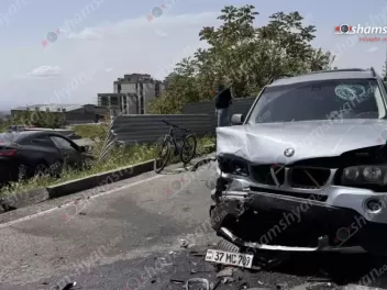 Սարալանջի փողոցում բախվել են 2 BMW-ները, դրան...