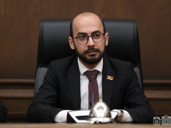Ասինքն կարելի է լինել կուսակրոն և այլասերված, և դա նորմալ է, բայց երբ որ դրա մասին խոսում ենք, դա նորմալ չէ․