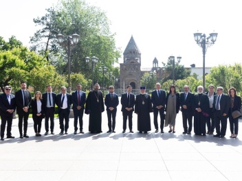Ամենայն Հայոց Կաթողիկոսն ընդունել է Մարսելի ք...