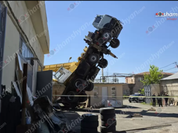 Երևանում ավտոկռունկն աշխատանքներ կատարելիս շր...