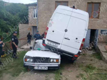 Տավուշում ՊՆ զորամասեր սնունդ տեղափոխող «Merc...