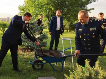 Բրիգադի գեներալ Ազիզ Նասիրզադեն ՀՀ ՊՆ վարչական համալիրի տարածքում անվանական եղևնի է տնկել