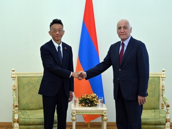 Չինաստանի նորանշանակ դեսպանը իր հավատարմագրեր...