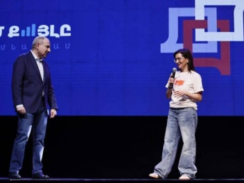 Կնոջ թիկունքում քարոզարշավն ու ուղեկցող շրջիկ...