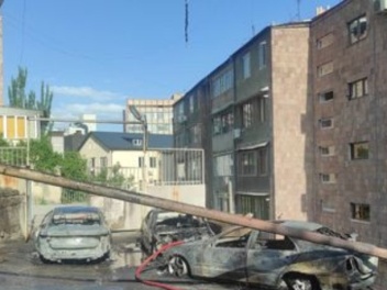 Երևանում մեքենաների բախման հետևանքով բռնկված...