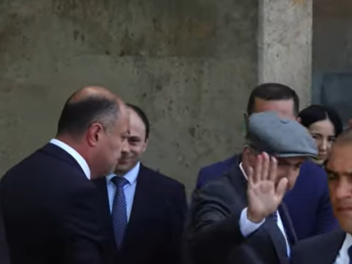 Փաշինյանը բազմաթիվ թիկնապահներով ժամանեց ԵՊՀ