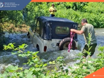 Փրկարարները գետից դուրս են բերել «UAZ» մակնիշ...
