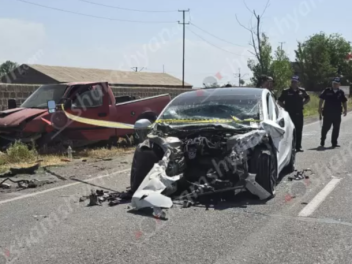 Բախվել են «Tesla»-ն ու «Jeep Pickup»-ը