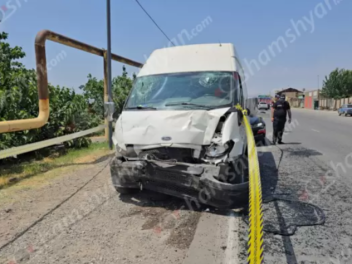 «Ford Transit» մակնիշի ավտոմեքենան բախվել է կայանված «Mercedes Sprinter»-ին
