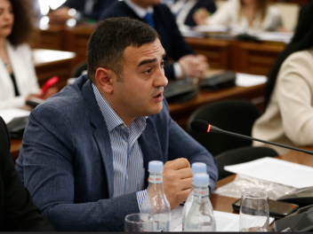 Ընդդիմադիր բռնելու համար խելքներդ ձերը չի